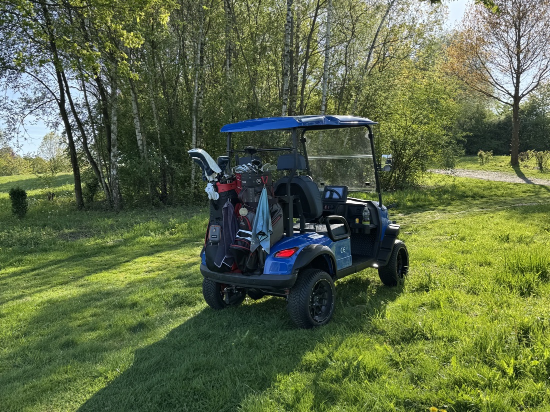 Hit & Drive Golfkart in Royal Blue mit ausgestatteten Golfbags