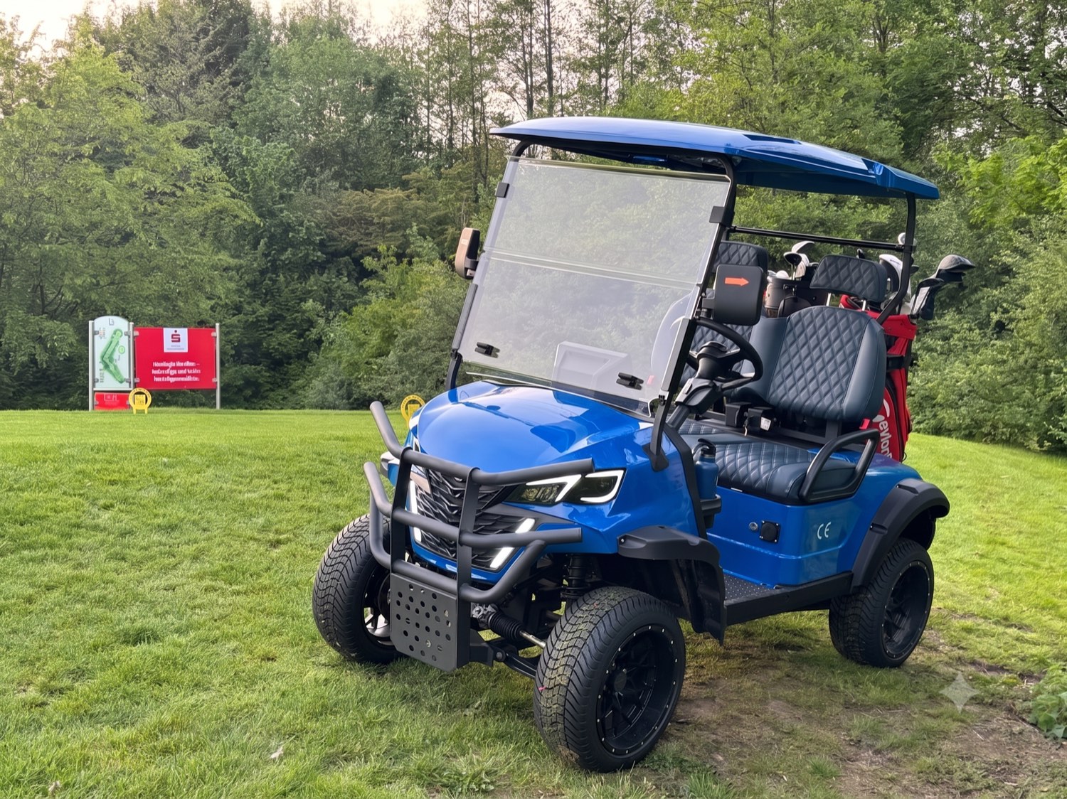 Hit & Drive Golfkart in Royal Blue, Front-Ansicht mit Frontbügel